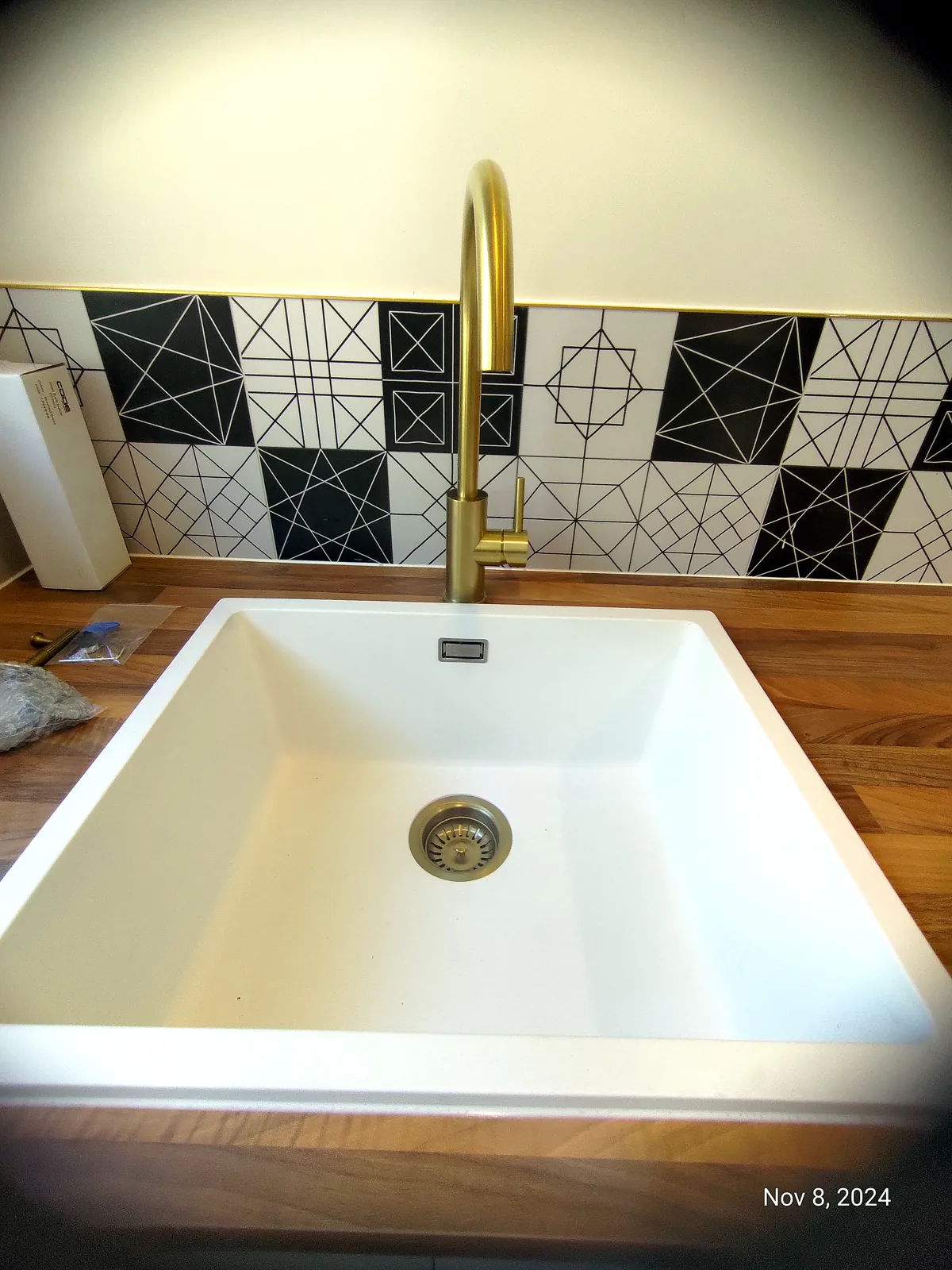 Bathroom renovation in Te Atatū Peninsula, Auckland — Stone basin, by HouseMakeover