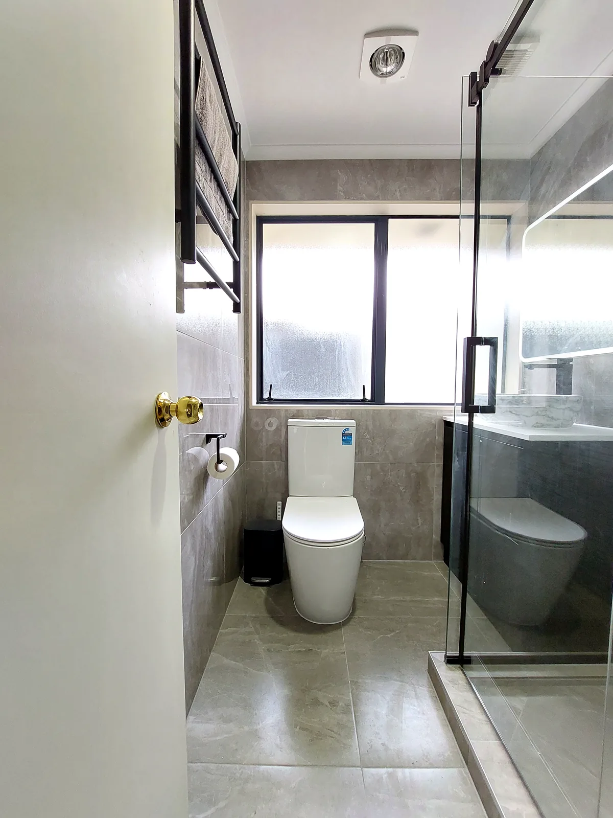 Bathroom renovation in Manurewa, Auckland — Family bathroom, by HouseMakeover